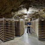 Feier zum 100&rsquo;00sten Laib Cremig-Wuerziger: Am 1. Dezember 2016 wurde die Jahres-Rekordmarke 2016 erstmals geknackt: Kaeselaib Cremig-Wuerzig Nr. 100&rsquo;00 verlaesst die Hoehle Kaltbach. Ein Grund zum Feiern.