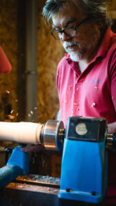 César Labrador, artisan-tourneur sur bois au VMA (Village des Métiers d'Art)